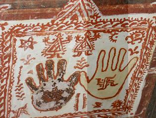 Mãos impressas em paredes na India